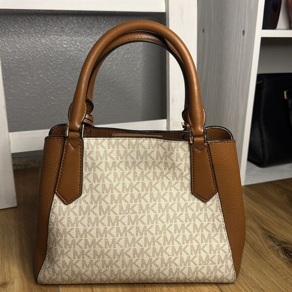 Michael kors bag New with out tags - Picture 6 of 14